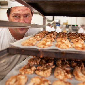 Les croustillants caramel beurre salé Maison Bruyère sont fabriqués avec amour dans notre atelier près d'Albi.