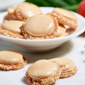 Des macarons meringués au parfum naturel d'abricot, relevé d'une touche de vanille Bourbon, signés Maison Bruyère.